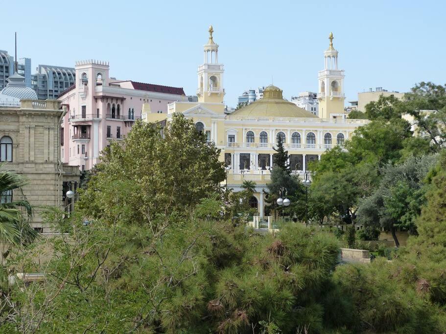 Live-Inn Stunning Apartment On Azneft Sq With President Palace & Old City Views Baku Exterior foto