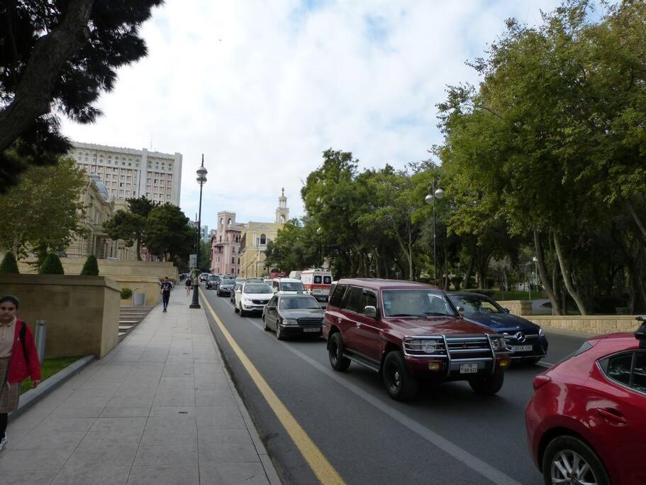 Live-Inn Stunning Apartment On Azneft Sq With President Palace & Old City Views Baku Exterior foto