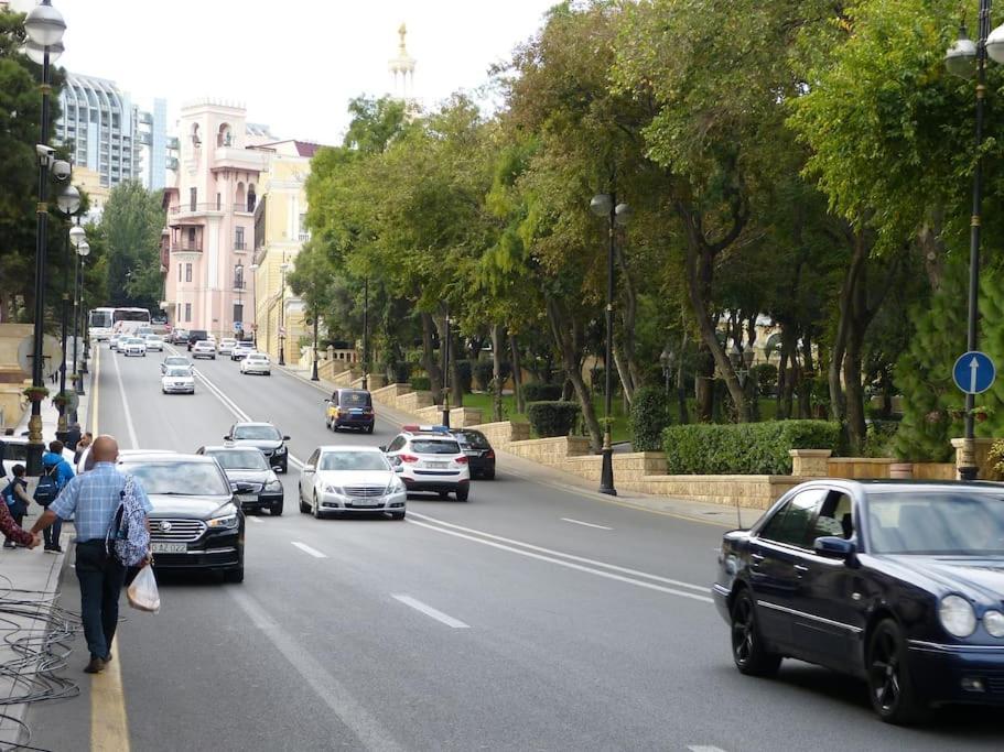 Live-Inn Stunning Apartment On Azneft Sq With President Palace & Old City Views Baku Exterior foto